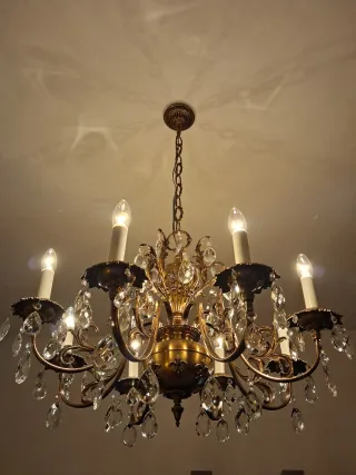 Lámpara de araña dorada con cristales