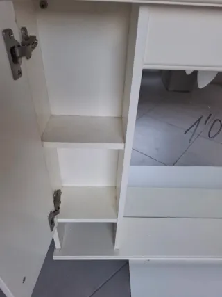 Mueble de baño blanco con espejo