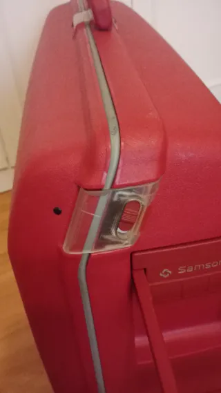 Maleta Samsonite Roja Dura con ruedas.