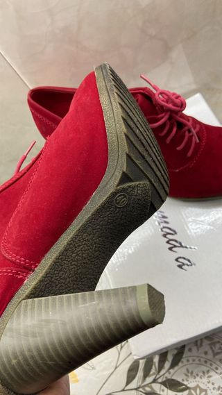 Botín tacón rojo con cordones