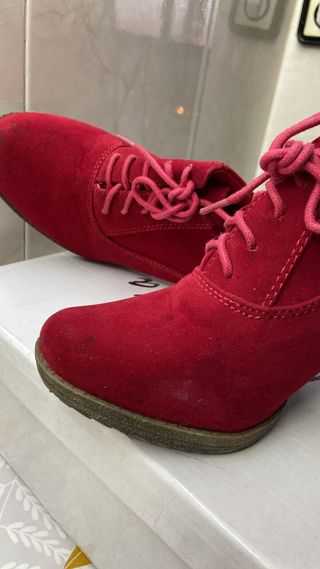 Botín tacón rojo con cordones