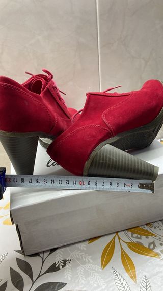 Botín tacón rojo con cordones