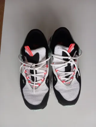 Zapatillas Under Armour Negras y Blancas