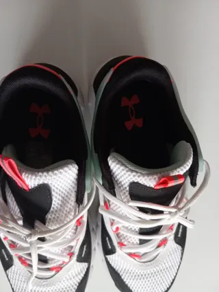 Zapatillas Under Armour Negras y Blancas