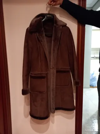 Abrigo marrón de pelo sintético