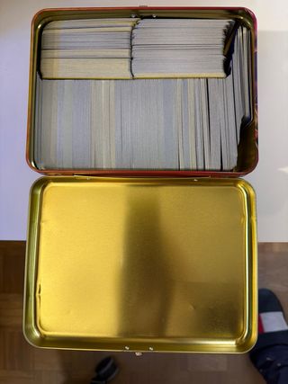 Caja metálica Pokémon Incluye las cartas