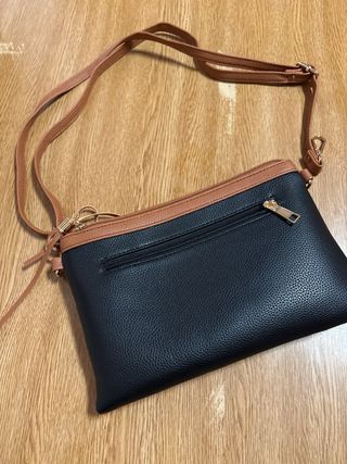 Bolso bandolera negro y marrón con relieve