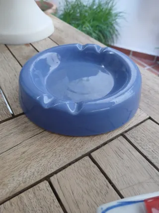 Cenicero de cerámica azul