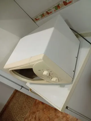 Microondas blanco con puerta abierta