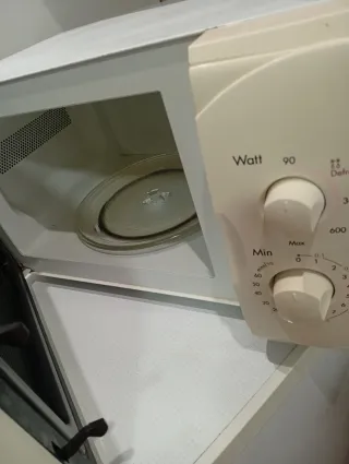 Microondas blanco con puerta abierta