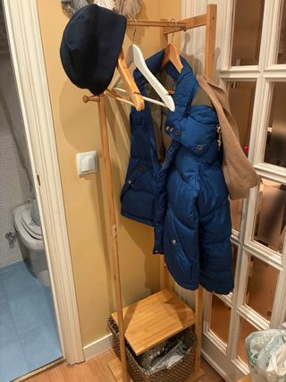 Perchero de madera sencillo y práctico