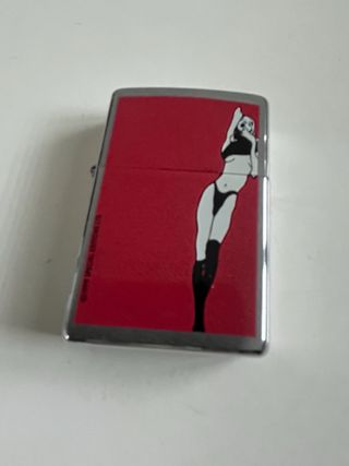 Zippo con diseño de mujer