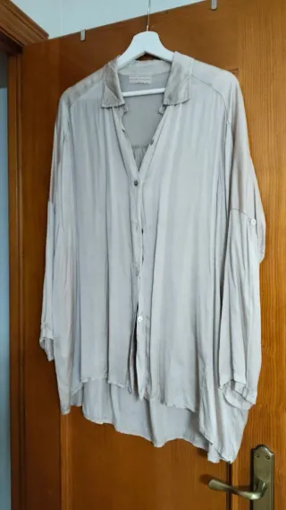 Blusa satinada beige talla única , oversize