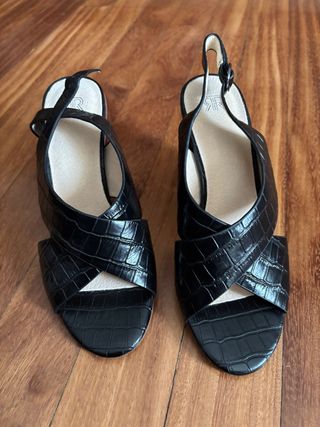 Sandalias negras piel efecto cocodrilo