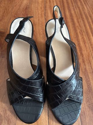 Sandalias negras piel efecto cocodrilo