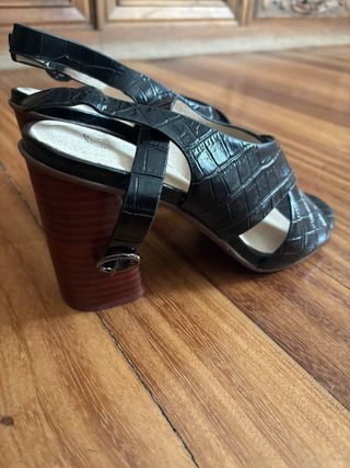 Sandalias negras piel efecto cocodrilo