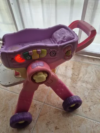 Carrito de muñecas rosa, con sonido y luz