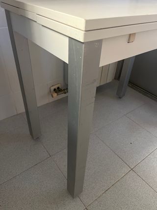 Mesa de cocina extensible gris y blanca
