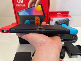 Nintendo Switch OLED Roja y Multicolor