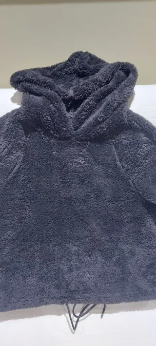 Sudadera con capucha de felpa negra