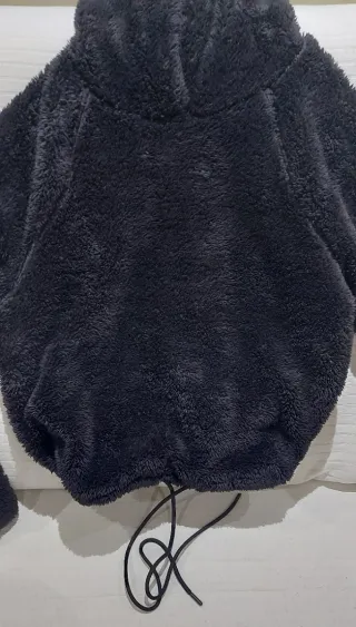 Sudadera con capucha de felpa negra