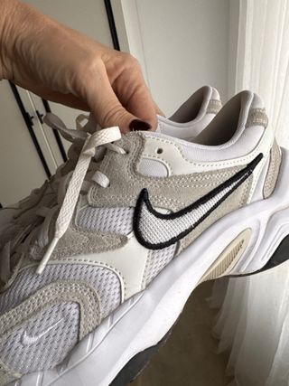 Zapatillas Nike Mujer Beige y Blancas