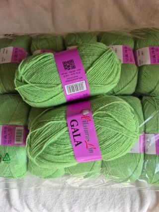 12 Ovillos de lana acrílica verde