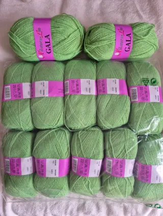 12 Ovillos de lana acrílica verde