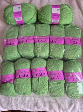 12 Ovillos de lana acrílica verde