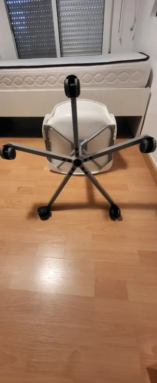 Sillas de oficina de color blanco y plateado