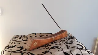 Queimador de incenso em madeira decorado