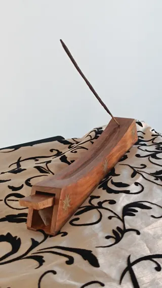 Queimador de incenso em madeira decorado