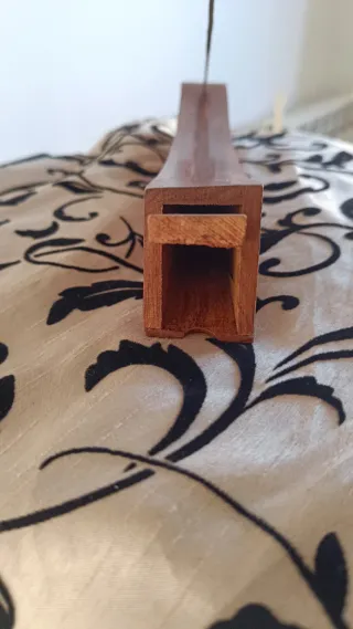 Queimador de incenso em madeira decorado