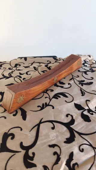Queimador de incenso em madeira decorado