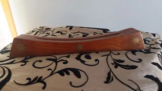 Queimador de incenso em madeira decorado