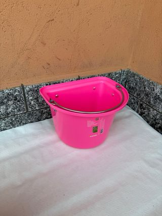 Mangiatoia per cavalli rosa