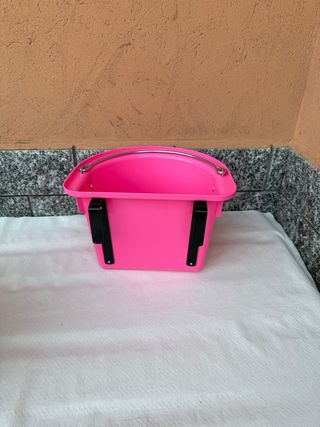 Mangiatoia per cavalli rosa