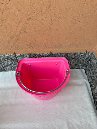 Mangiatoia per cavalli rosa