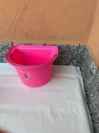 Mangiatoia per cavalli rosa
