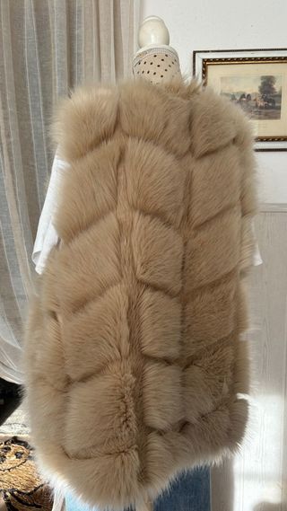 Chaleco de pelo beige y marrón