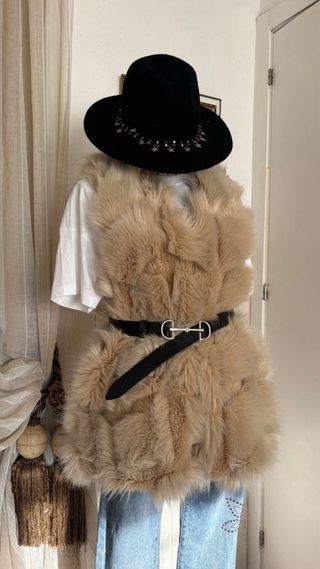 Chaleco de pelo beige y marrón