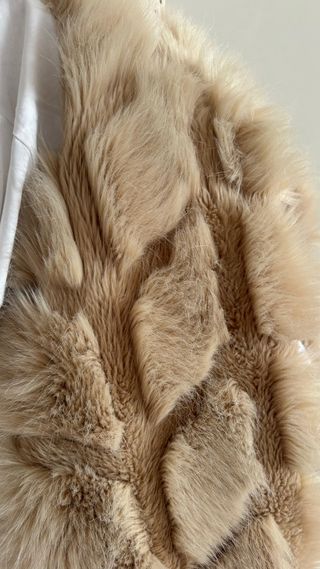 Chaleco de pelo beige y marrón