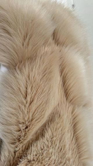 Chaleco de pelo beige y marrón