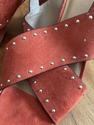 Sandalias Naranja con Tachuelas Doradas