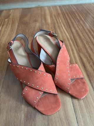 Sandalias Naranja con Tachuelas Doradas