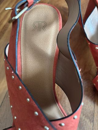 Sandalias Naranja con Tachuelas Doradas