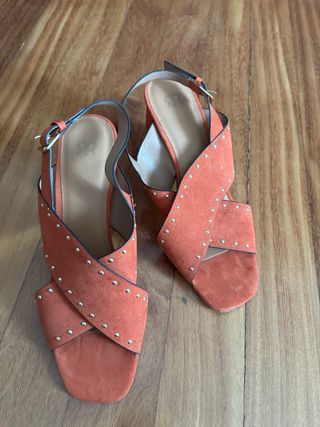 Sandalias Naranja con Tachuelas Doradas