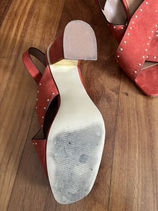 Sandalias Naranja con Tachuelas Doradas