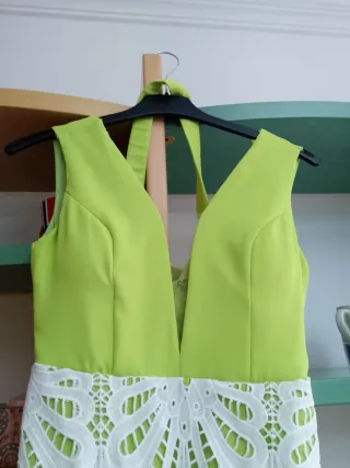 Vestido verde lima y blanco con encaje