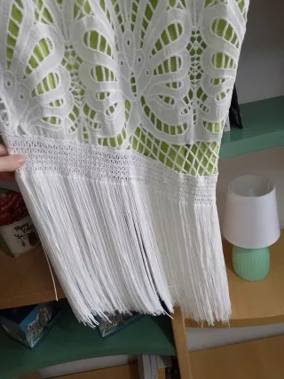 Vestido verde lima y blanco con encaje